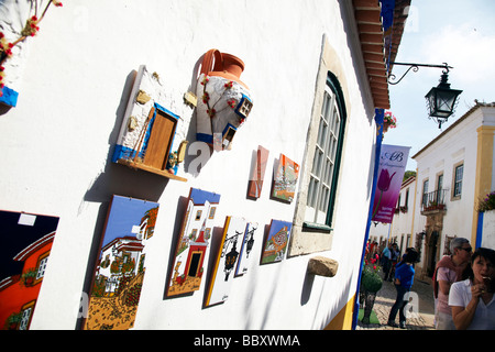 Peintures sur mur, scène de rue, Obidos, Portugal Banque D'Images