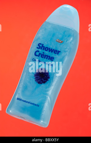 Bouteille en plastique bleu bleuet et de ''Shower' Soie Creme' Banque D'Images