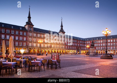 Plaza Mayor allumé avec cafés, Madrid, Espagne Banque D'Images