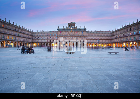 Plaza Mayor au crépuscule, Salamanca, Espagne Banque D'Images