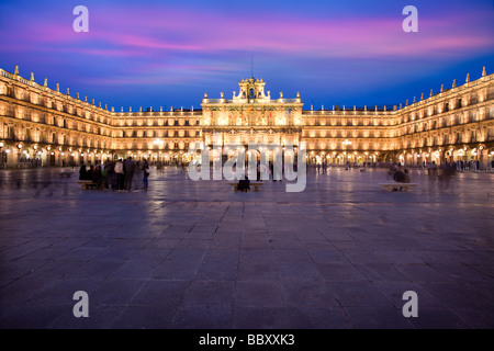 Plaza Mayor allumé au crépuscule, Salamanca, Espagne Banque D'Images