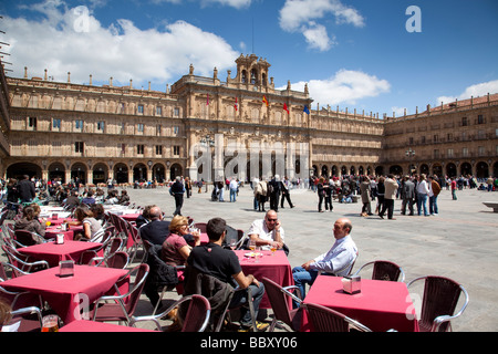 Plaza Mayor vues plus de cafés, Salamanca, Espagne Banque D'Images