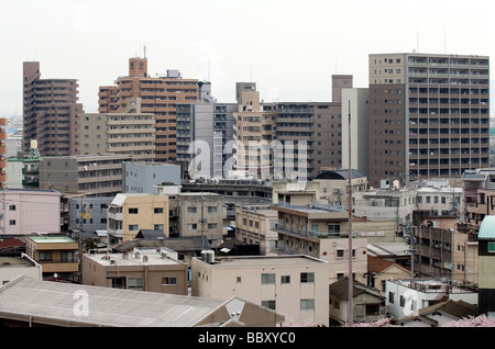 Des tours d'habitation créer une toile de fond d'une mer de petites structures en béton dans la ville d'Iwakuni dans Yamaguchi Japon Banque D'Images