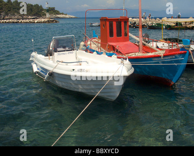 Lancer et pêche bateau amarré dans le port de Gaios Paxos Banque D'Images