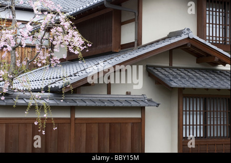 Une seule famille de deux étages avec toit japonais residence plusieurs lignes et détails traditionnels Banque D'Images