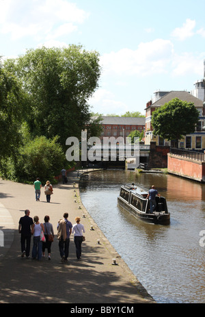 Les promeneurs sur un chemin de halage du canal de Nottingham. Nottingham, Angleterre, Royaume-Uni Banque D'Images