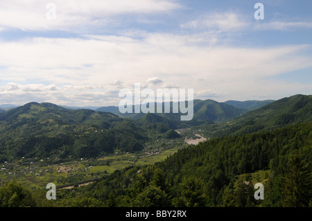 Vue vers la vallée de la rivière, Nimchech, Carpates, la Bucovine, l'ouest de l'Ukraine Banque D'Images