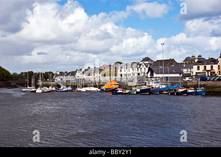 Stornoway Stornoway Inner Harbour sur l'île de Lewis Hébrides extérieures en Écosse avec une variété de navires amarrés au quai. Banque D'Images