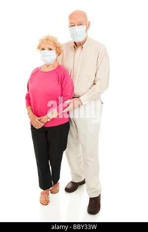 Couple inquiet masque de visage pour protéger contre l'épidémie de grippe s'Isolated on white Banque D'Images