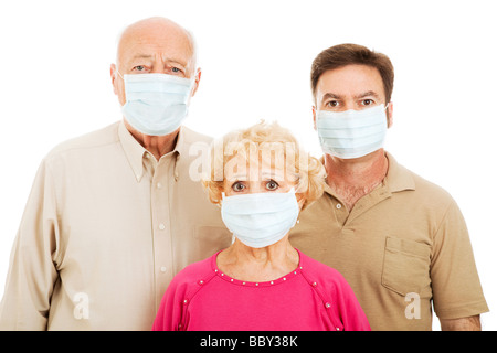 Parents âgés et leur fils adulte portant des masques pour se protéger contre une épidémie de soins de santé Banque D'Images