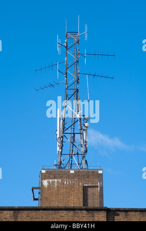 02 téléphone Mobile mât, Fire Station, Leamington Spa, Warwickshire, Royaume-Uni. Banque D'Images