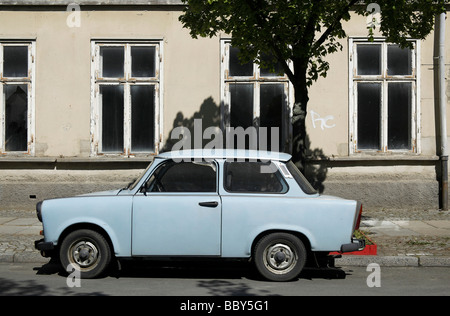 Trabant 601 dans l'avant d'une maison vide, Schwerin, Mecklembourg-Poméranie-Occidentale, Allemagne, Europe Banque D'Images