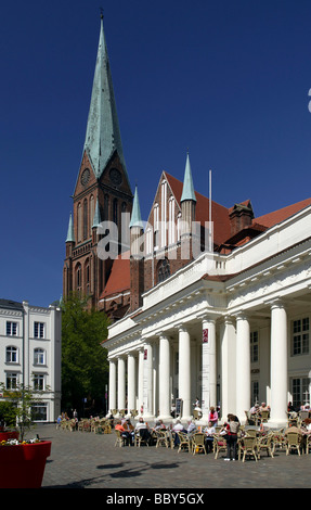 Neues Gebaeude bâtiment à la place du marché et cathédrale Schweriner Dom, Schwerin, Mecklembourg-Poméranie-Occidentale, Allemagne, Eur Banque D'Images