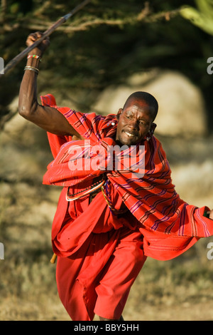 Guerrier massaï lance pierres - Maji Moto Village Maasai - près de Narok, Kenya Banque D'Images