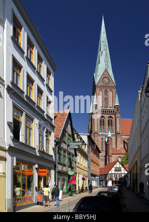 Lane dans la vieille ville avec vue sur la cathédrale Schweriner Dom, Schwerin, Mecklembourg-Poméranie-Occidentale, Allemagne, Europe Banque D'Images