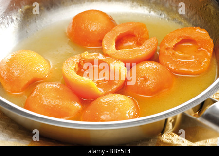 Compote de nèfles faites dans une casserole Banque D'Images