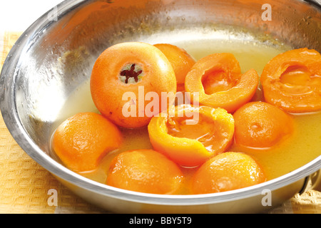 Compote de nèfles faites dans une casserole Banque D'Images