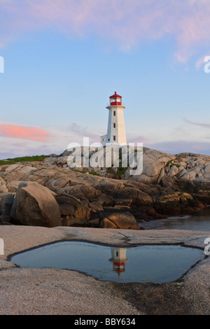 La réflexion du phare de Peggy's Cove, Nova Scotia, Canada Banque D'Images