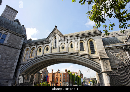 Pont de pierre menant à la chambre de synode la cathédrale Christchurch Dublin République d'Irlande Banque D'Images