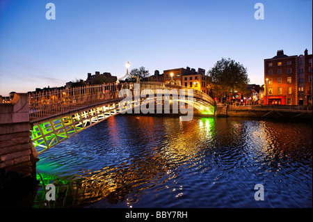 Ha Penny bridge à l'Ormond Quay Centre de Dublin République d'Irlande Banque D'Images