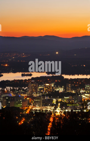 Coucher du soleil sur le lac Burley Griffin et Canberra CBD du Mont Ainslie Canberra ACT En Australie Banque D'Images