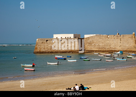 Playa de La Caleta y Castillo de Santa Catalina en Cádiz andalousie España La Caleta Beach et château de Santa Catalina à Cadix Banque D'Images