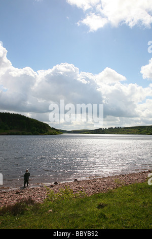 L'homme pêche à pied de l'Usk Reservoir Banque D'Images