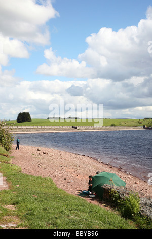 L'homme pêche à pied de l'Usk Reservoir Banque D'Images