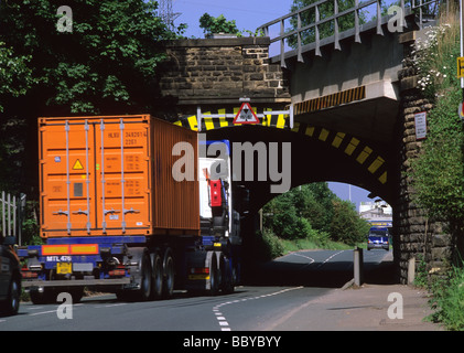 Camion passant sous le pont ferroviaire faible leeds uk Banque D'Images