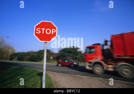 Voiture et camion passant stop à la jonction de route près de Leeds Yorkshire UK Banque D'Images