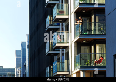 Les jeunes dans les nouveaux immeubles d'appartements dans les docks de Dublin central République d'Irlande Banque D'Images