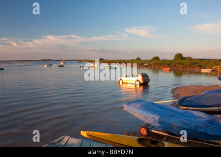 Voiture garée et a quitté à Burnham Overy Staithe sur la côte de Norfolk, la marée haute vient dans la voiture est coincé et commence à inonder Banque D'Images