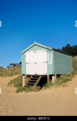 Cabines de plage sur les dunes de sable de l'Old Hunstanton sur la côte nord du comté de Norfolk Banque D'Images