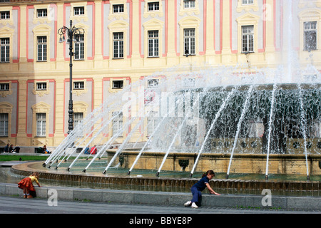 Circulaire spectaculaire fontaine étagée est la pièce maîtresse de la Piazza di Ferrari à Gênes Italie Banque D'Images