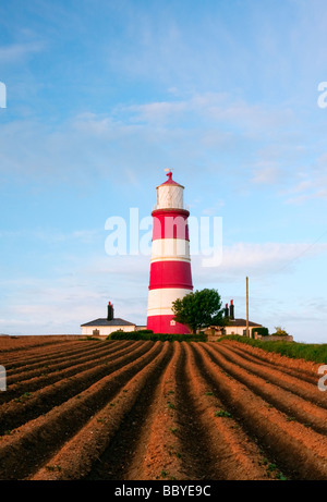 Sillons labourés et pommes de terre menant à Happisburgh Phare sur la côte de Norfolk Banque D'Images