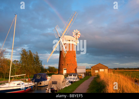 Moulin à vent / Drainage Horsey Mill et rainbow pendant une tempête en passant sur les Norfolk Broads Banque D'Images