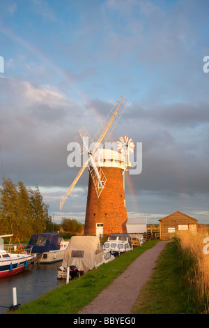 Moulin à vent / Drainage Horsey Mill et rainbow pendant une tempête en passant sur les Norfolk Broads Banque D'Images