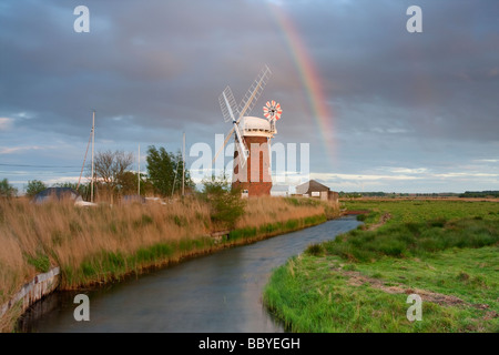 Moulin à vent / Drainage Horsey Mill et rainbow pendant une tempête en passant sur les Norfolk Broads Banque D'Images