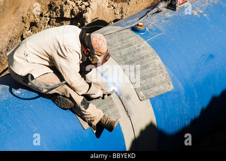 Un soudeur travaillant au système de l'eau régional Louis Clark site de construction de pipelines dans le Dakota du Sud Banque D'Images