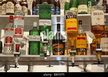 Rangée de boissons et spiritueux bar optique dans un bar pub en Irlande Banque D'Images