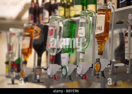 Rangée de boissons et spiritueux bar optique dans un bar pub en Irlande Banque D'Images