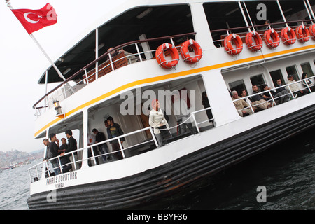 Istanbul Turquie bateau traversier de passagers de quitter le quai à bord de l'eau de traverser le Bosphore d'Eminonu Banque D'Images