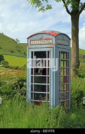 Boîte de téléphone dans un village isolé en Angleterre Banque D'Images