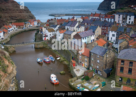 Regardant vers le bas sur la côte est de ville de Staithes dans Yorkshire du Nord Banque D'Images