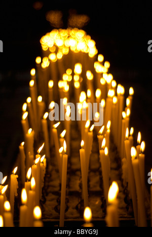 Bougies votives dans une église Banque D'Images