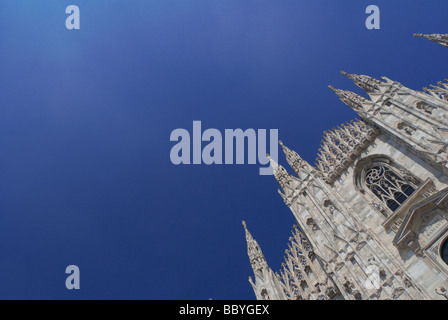 La Cathédrale de Duomo contre ciel bleu clair, Milan, Italie Banque D'Images