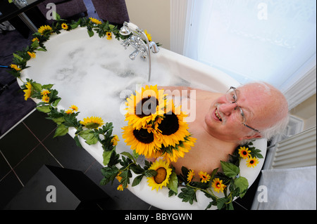 Météorologue TV Michael Poisson dans une baignoire pour promouvoir une initiative de l'énergie solaire avec l'East Sussex Energy Partnership. Banque D'Images