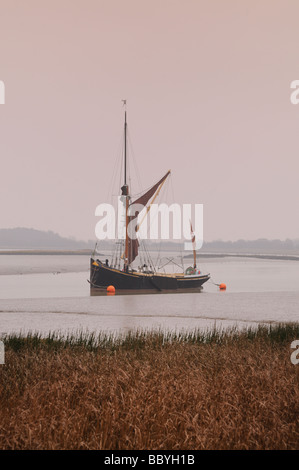 Voile sur la rivière Alde à Iken Suffolk Banque D'Images