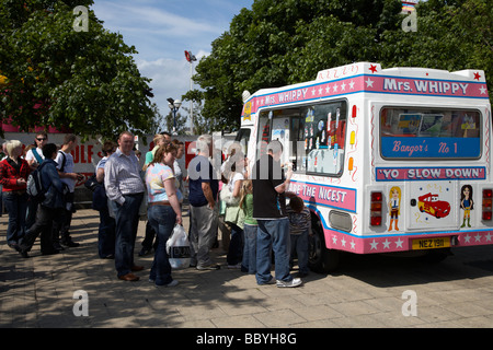 Les gens de la file d'attente sur une chaude journée d'été attendent pour acheter de la crème glacée à partir d'un ice cream van County Down Irlande du Nord uk Banque D'Images