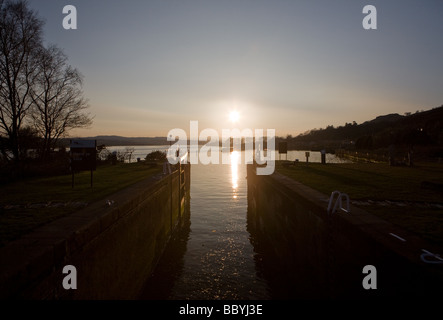 Coucher du soleil à la dernière porte d'écluse sur le Forth and Clyde Canal au Bowling Banque D'Images